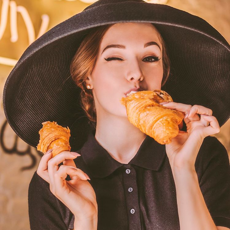 Miu Oversized Holiday Black Straw Hat